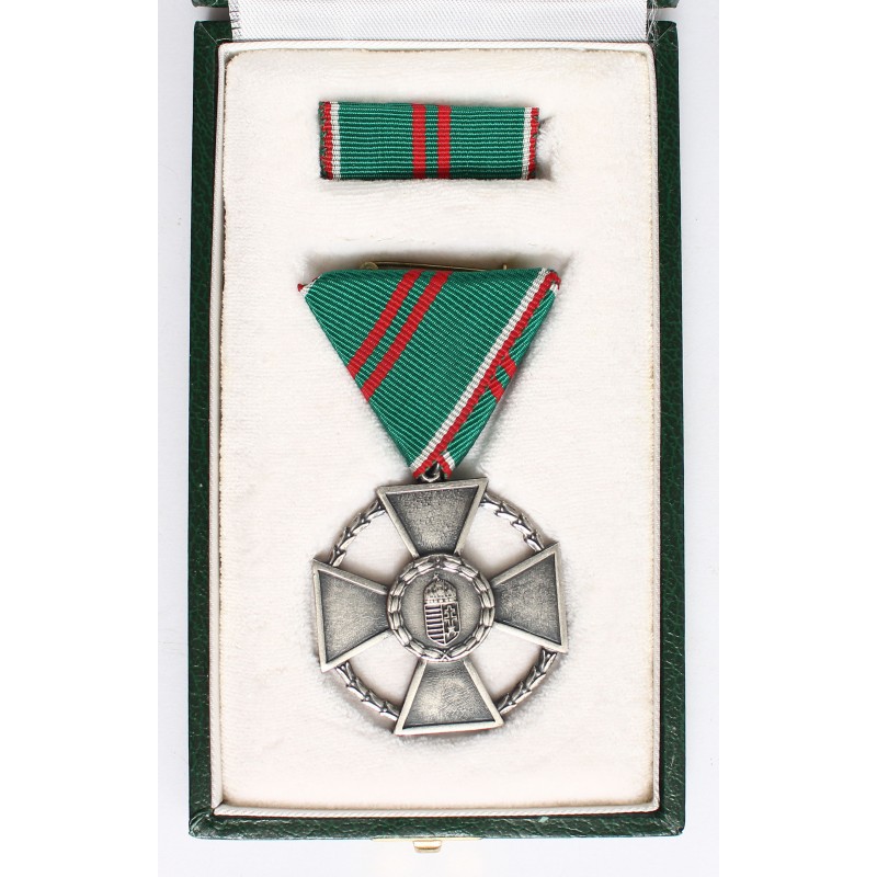 Magyar Köztársaság ezüst érdemkereszt dobozában